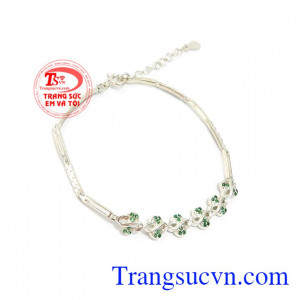 Lắc Tay Bạc Nữ Tinh Tế phù hợp phong cách thời trang khác nhau, mang lại sự nhẹ nhàng, tinh tế và phong cách phái đẹp