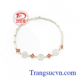 Lắc Bạc Nữ Quý Phái phù hợp phong cách thời trang, tôn lên sự nhẹ nhàng, tinh tế và phong cách phái đẹp