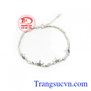 Lắc Tay Bạc Đẳng Cấp Vương Miện chế tác kiểu dáng mới lạ, độc đáo, mang lại sự sang trọng, cá tính và dịu dàng cho phái đẹp