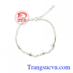 Lắc tay bạc là món quà tặng tuyệt vời dành tặng người bạn yêu thương