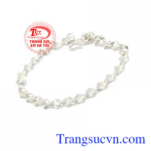 Lắc bạc khỏe khoắn là món quà ý nghĩa dành tặng bé trong các dịp sinh nhật