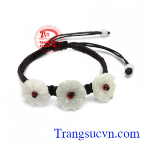 Dây tết cẩm thạch hoa nhỏ xinh giúp bạn gái thêm yêu kiều, dễ thương.