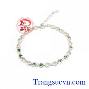 Lắc Tay Bạc Đính Đá Dịu Dàng phù hợp phong cách thời trang phái đẹp, mang lại sự dịu dàng, cá tính và phong cách