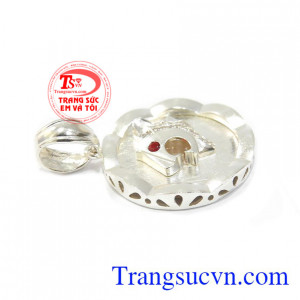 Mặt dây bạc báo nam tính là sản phẩm được các bạn nam ưa thích