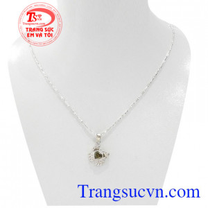 Mặt dây cua xinh xắn là sản phẩm mặt dây chuyền đẹp