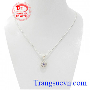 Mặt dây bạc hoa đá là món quà ý nghĩa dành tặng phái nữ