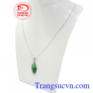 Bộ Dây Chuyền Cẩm Thạch May Mắn với mặt dây ngọc cẩm thạch thiên nhiên chứa nguồn năng lượng dồi dào, có khả năng giải trừ tà khí, mang lại may mắn và bình an cho người đeo