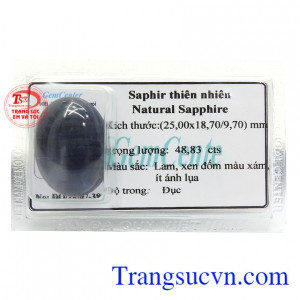 Viên đá Sapphire thiên nhiên là biểu tượng cho sự giàu sang, thịnh vượng, tình yêu và long thủy chung, là viên đá của mùa cưới, mùa hi vọng và tình yêu