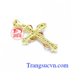 Mặt dây tình yêu thiên Chúa được thiết kế với kiểu dáng hình thập tự giá, các đường nét, chi tiết được chế tác tinh tế.