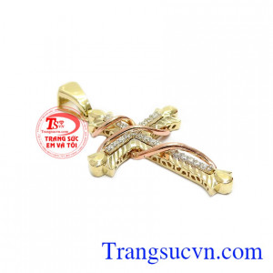 Mặt dây kết hợp vàng màu, vàng hồng tạo nên sự ấn tượng ngay lần đầu nhìn.