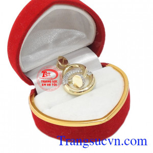 Sản phẩm được chế tác từ vàng tây 10k và kết hợp cùng đá Cz nhân tạo giúp mặt đây càng nổi bật hơn. 