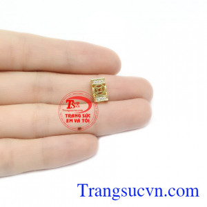 Mặt dây trẻ trung, hợp với mọi lứa tuổi, có thể làm quà tặng cho người thân yêu của bạn.