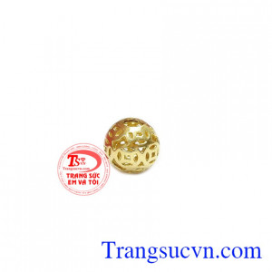 Mặt dây kim tiền phú quý được thiết kế hình tròn với các đồng tiền nối với nhau không rời biểu tượng cho sự giàu có, tài lộc luôn luôn.