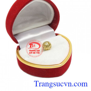  Mặt dây chế tác từ vàng 10k, kiểu dáng đơn giản, năng động và trẻ trung.