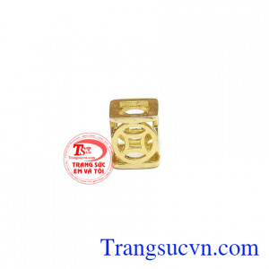 Mặt dây kim tiền tài lộc được thiết kế với kiểu dáng trẻ trung, năng động.