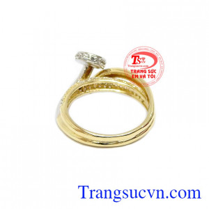 Sản phẩm kết hợp hài hòa giữa vàng trắng, vàng màu và đá Cz tạo nên chiếc nhẫn ấn tượng.