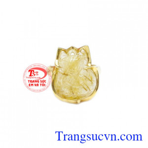 Nhẫn hồ ly thạch anh tóc vàng được chế tác từ vàng tây 14k và thạch anh tóc thiên nhiên được chạm khắc hình hồ ly. 