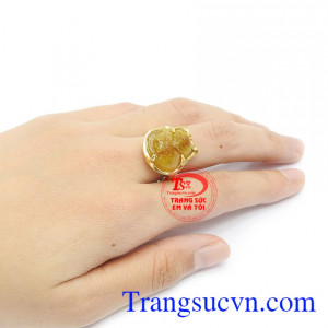 Thạch anh tóc vàng mang đến cho người dùng sự giàu sang, thành công trong công việc và thăng hoa trên con đường tình yêu.