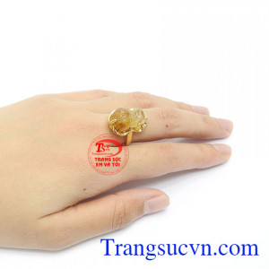Sự kết hợp giữa vàng tây 14k và tỳ hưu thạch anh tóc tạo nên sản phẩm hoàn mỹ cho phái đẹp.