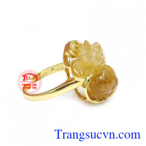 Màu vàng của thạch anh tóc phù hợp cho người mệnh kim và mệnh thổ. 