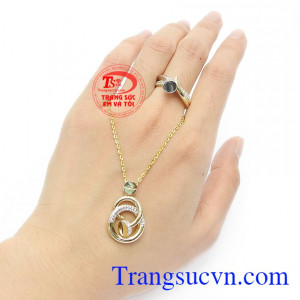 Bộ trang sức tôn vinh vẻ đẹp phái nữ, phù hợp với nhiều kiểu trang phục.