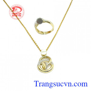 Bộ trang sức đinh nhập khẩu mang phong cách trẻ trung, năng động và cá tính.