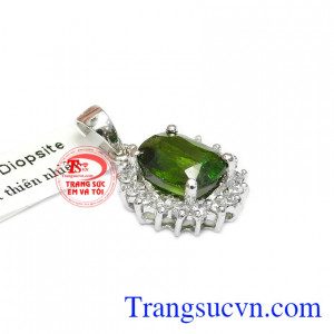 Mặt dây nhỏ xinh giúp tôn vinh nét đẹp của phái nữ.