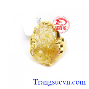 Nhẫn Nữ Tỳ Hưu Bình An gắn đá Tỳ hưu là linh vật có tác dụng mang lại tài lộc, may mắn và bình an cho người đeo, là linh vật được ưa chuộng bậc nhất trong phong thủy