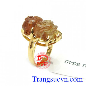 Tỳ hưu là linh vật đặc biết, biểu tượng cho tài lộc, may mắn và bình an cho chủ nhân, được nhiều người lựa chọn như lá bùa hộ mệnh cho chính mình