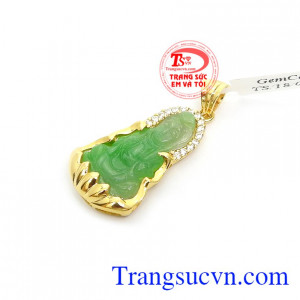 Mặt Phật bà được mọi người đeo bên mình như lá bùa hộ mệnh cho bản thân