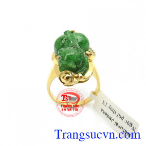 Nhẫn Tỳ Hưu Ngậm Tiền Tài Lộc là linh vật có tác dụng chiêu tài lộc, công danh, may mắn và bình an cho người đeo