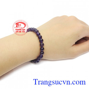 Thạch anh tím có nhiều tác dụng trong phong thủy, giúp người dùng có giấc ngủ ngon, tăng cường trí nhớ và đem lại may mắn.