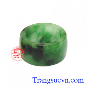 Nhẫn Ngón Nhẫn đẹp được chế tác từ ngọc cẩm thạch thiên nhiên với kiểu bản vuông rất sang trọng và chắc khỏe.