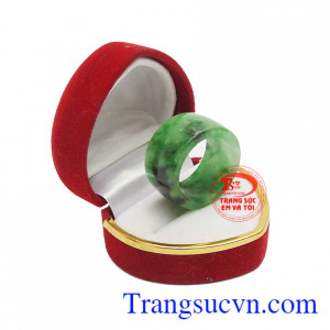 Nếu như phái đẹp yêu thích sự mềm mại, quyến rũ thì với phái nam, chỉ cần một chiếc nhẫn ngọc cẩm thạch phù hợp cũng đủ để làm nổi bật cá tính và sự hấp dẫn của mình.