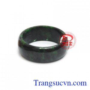 Nhẫn đá quý cẩm thạch được chế tác từ ngọc cẩm thạch thiên nhiên với kiểu dáng bản hẹ dễ dàng kết hợp cùng nhiều trang sức khác.