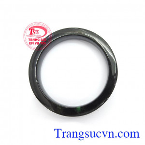 cẩm thạch mang một nguồn năng lượng dương dồi dào. Vì thế, khi mang bất kỳ một món trang sức từ ngọc cẩm thạch bạn sẽ được tiếp thêm nguồn động lực, mạnh mẽ, lạc quan trong cuộc sống