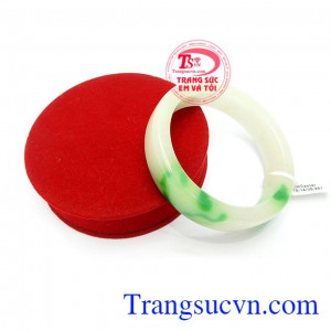 Đeo vòng tay ngọc cẩm thạch còn giúp xua tan sự phiền muộn trong cuộc sống, tâm hồn bạn sẽ luôn được thư thái