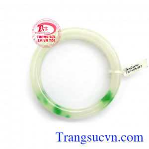 Vòng cẩm thạch tròn đẹp chứa nguồn năng lượng dương dồi dào, khi mang bất kỳ một món trang sức từ ngọc cẩm thạch bạn sẽ được tiếp thêm nguồn động lực, mạnh mẽ, lạc quan trong cuộc sống