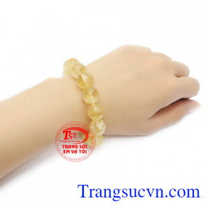 Theo một số chuyên gia về thạch trị liệu học cho biết, thạch anh vàng có tác dụng tập trung tinh thần, hỗ trợ cải thiện một số bệnh về đường tiêu hóa và giúp người dùng trở nên may mắn trong kinh doanh.