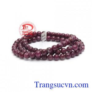 Chuỗi ruby thiên nhiên mệnh hỏa với màu đỏ tím sẫm ít đốm, dải trắng, xám lục độc đáo. 