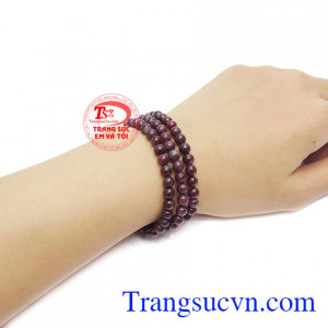 Chuỗi ruby thiên nhiên độc đáo đến từ kiểu dáng khi đeo.