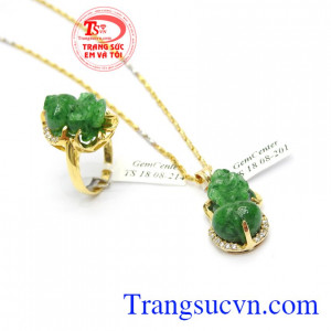 Bộ Dây Chuyền Phỉ Thúy Thịnh Vượng với Tỳ Hưu được coi là linh vật mang lại may mắn và tiền bạc
