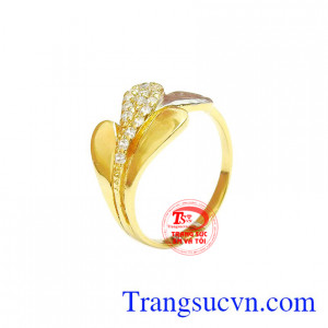Nhẫn nữ lấp lánh với thiết kế trẻ trung, năng động.