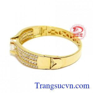 Vòng tay sang trọng vàng 18k được chế tác tinh tế, tỉ mỉ.
