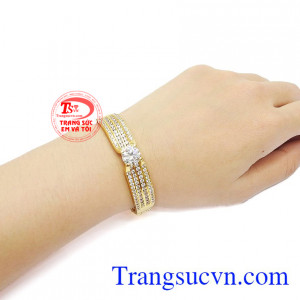 Sản phẩm dễ dàng kết hợp với nhiều trang phục, tôn vinh vẻ đẹp phụ nữ.