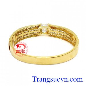 Sự kết hợp hài hòa giữa vàng và đá Cz càng làm chiếc vòng tay lấp lánh hơn. 