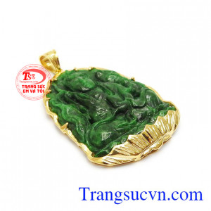 Ngọc được chạm khắc hình phật bà tinh tế, hợp phong thủy.