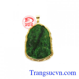 Mặt phật bà bọc vàng 18k là sự kết hợp từ ngọc phỉ thúy thiên nhiên và vàng tây 18k bền đẹp.
