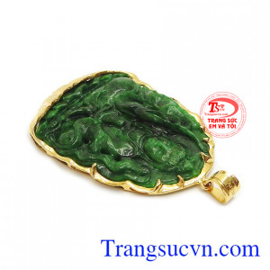 Sản phẩm có thể kết hợp cùng dây chuyền vàng, dây da hoặc dây cao su bọc vàng.