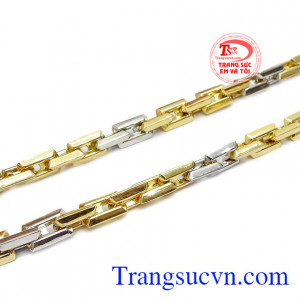 Sản phẩm kết hợp vàng trắng và vàng màu giúp nổi bật và ấn tượng hơn.